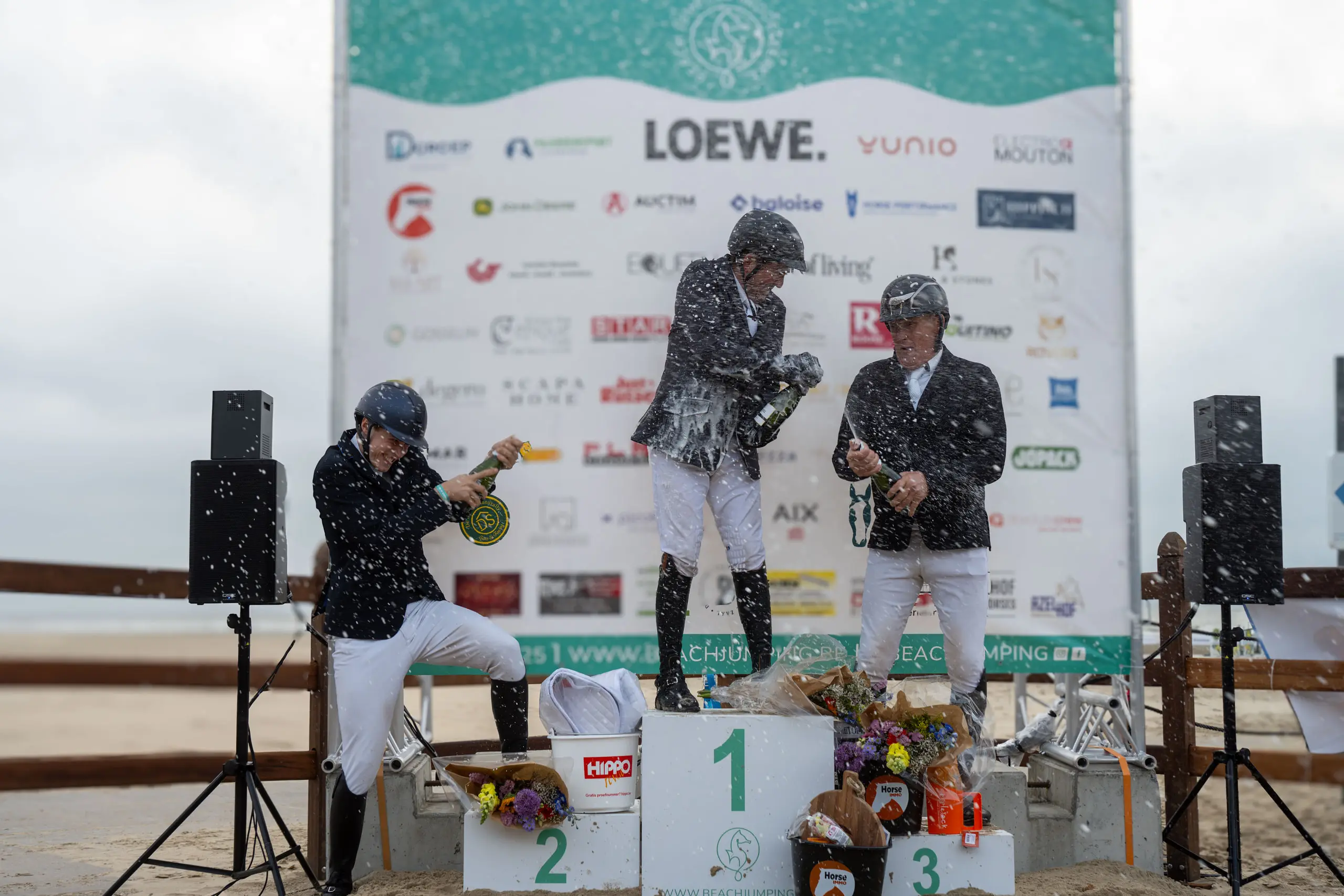 Prijsuitreiking met champagne voor de sponsorwand op Beach Jumping Middelkerke