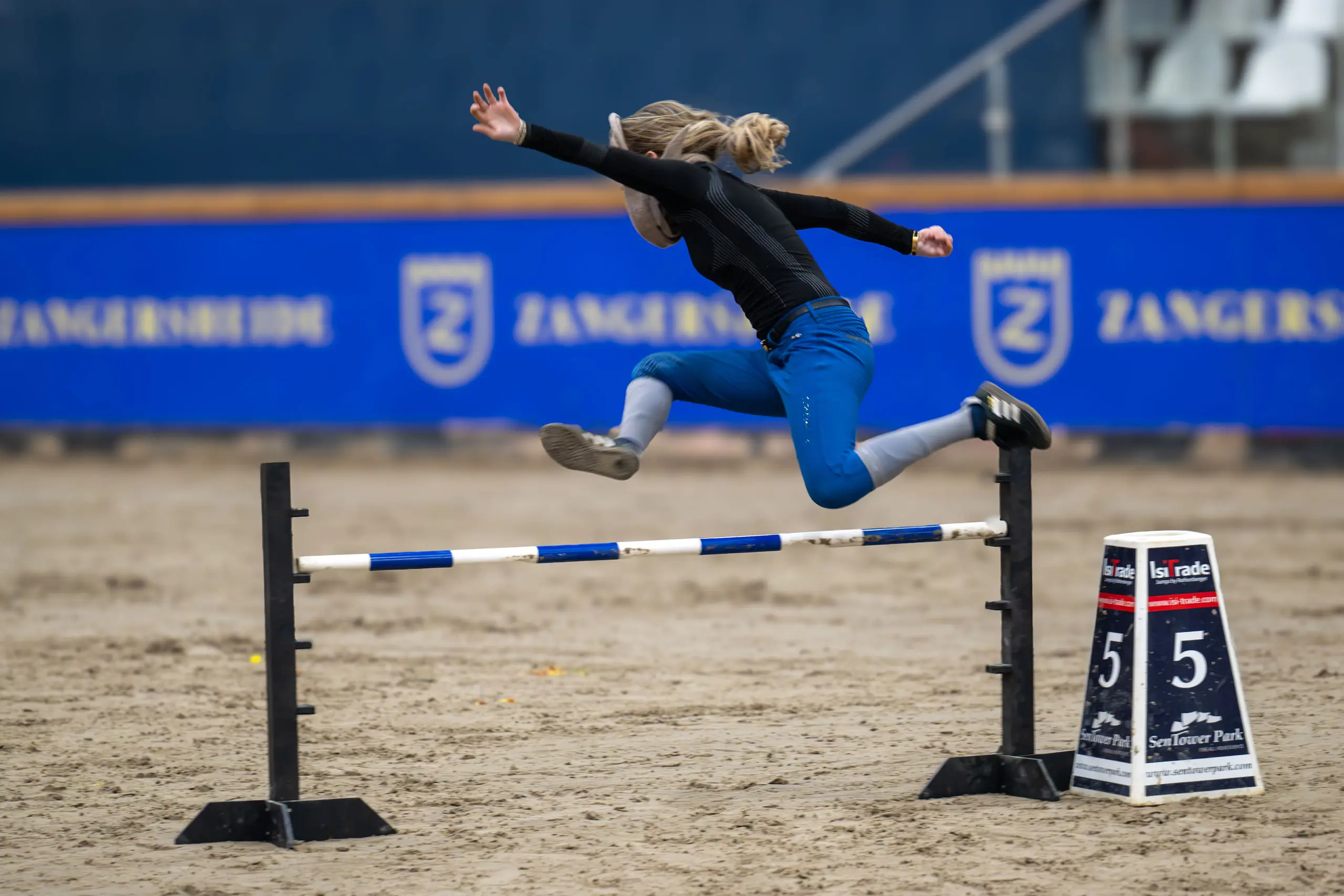 Deelnemer springt zelf over een hindernis tijdens een showwedstrijd op Sentower Park