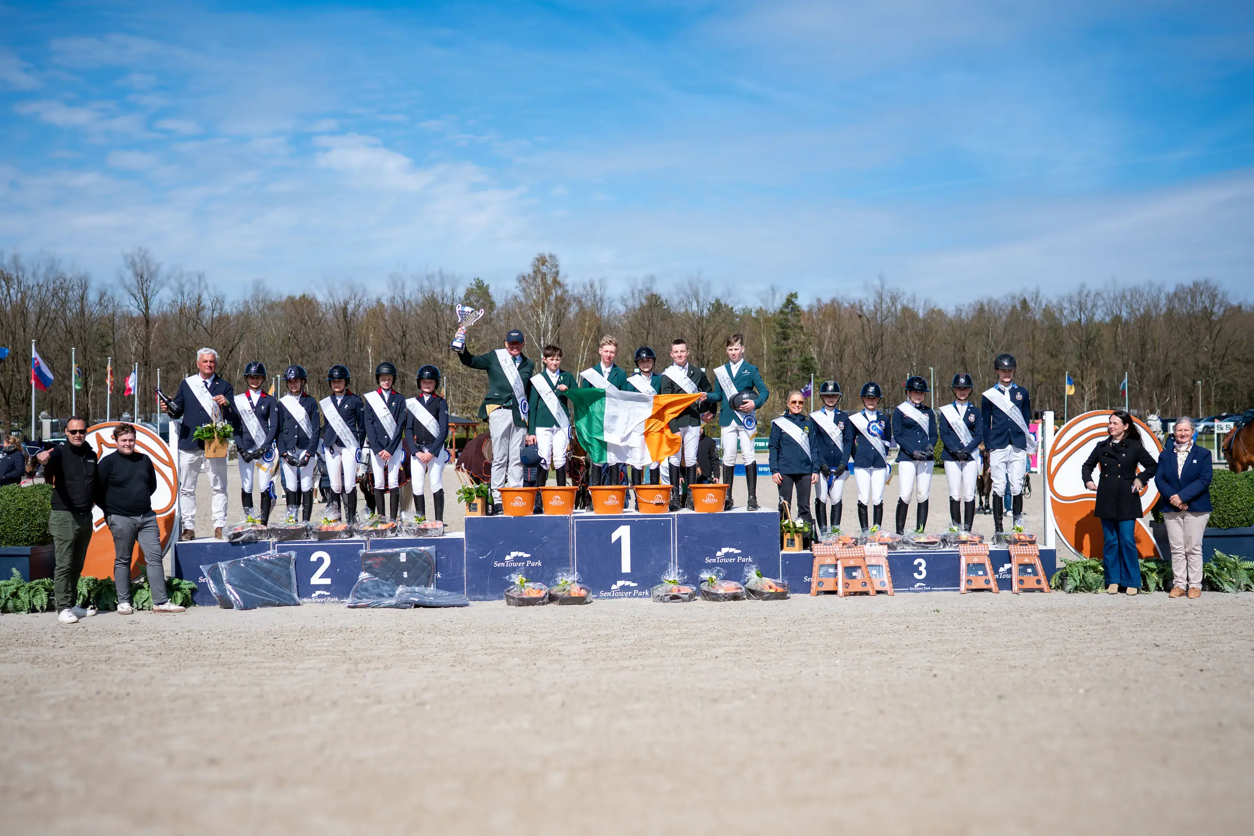 Ploegen op het podium tijdens een prijsuitreiking op Sentower Park