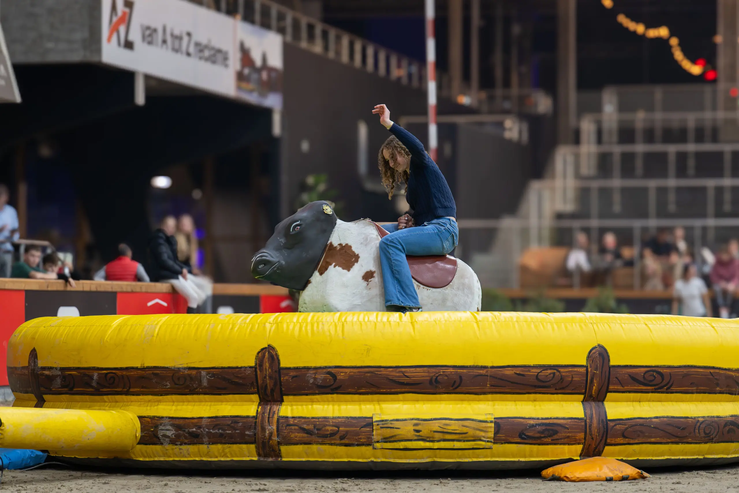 Rodeostier in de piste van Sentower Park tijdens een avondshow